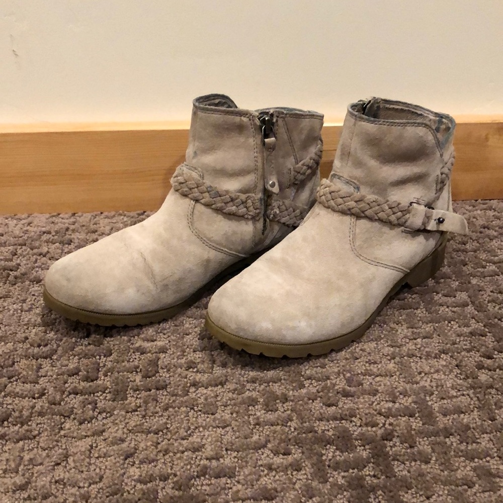 Adorable Teva Women’s ankle boots!